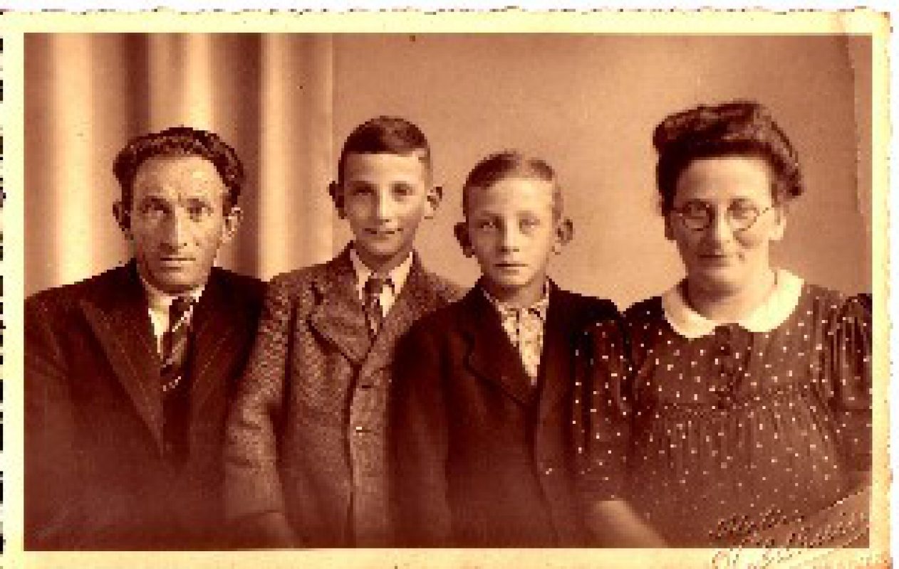 V.l.n.r. Jaap (Jacob) de Lange, Mozes de Lange, David de Lange, Elisabeth  Saartje (Zus) de Langge - de Lange. Woonachtig Marktstraat Raalte (later groentehandel Gerrritsen). Huis is afgebroken.